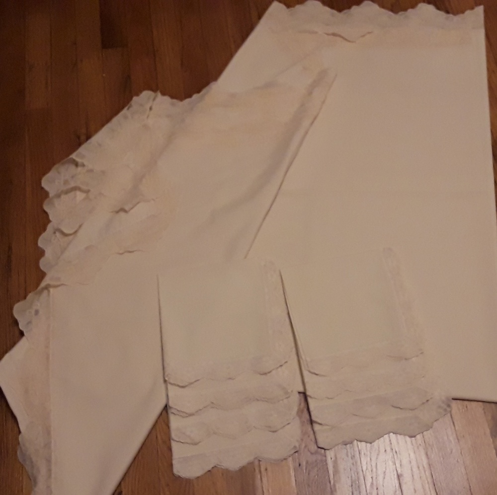 Lace tablecloth with 8 lace napkins